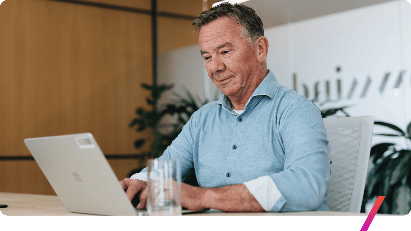 Martien achter laptop.png