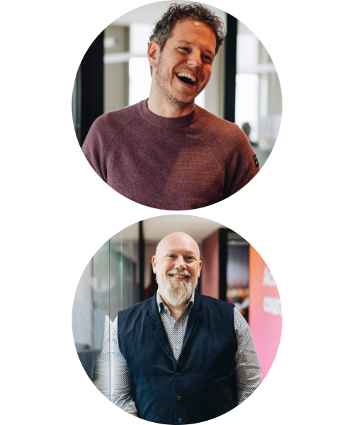 Twee portretfoto’s van mannen in zakelijke en casual kleding, met neutrale achtergrond en moderne kantooromgeving