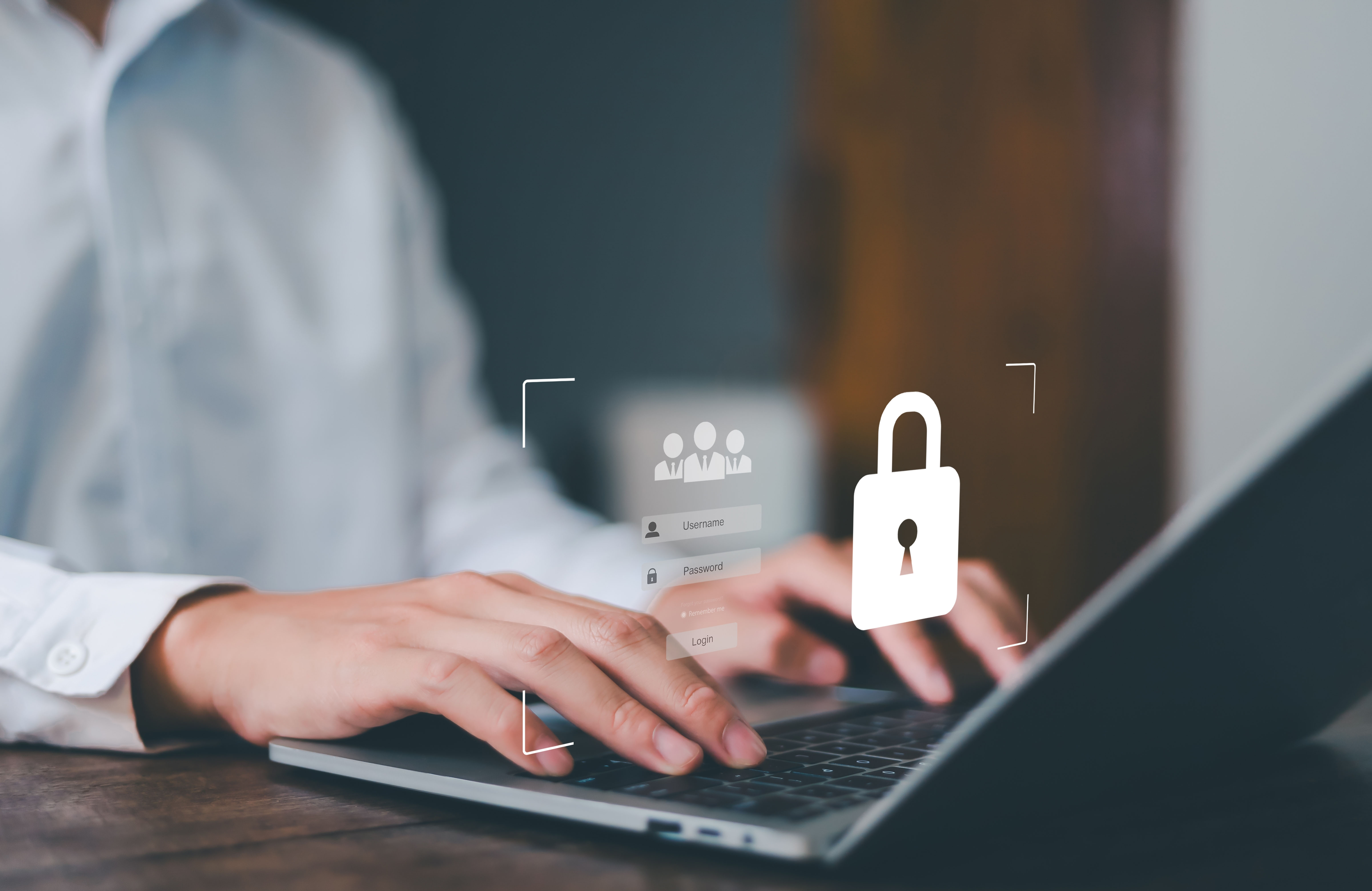 Person, der arbejder på bærbar computer med cybersikkerhed og låseikon, der symboliserer sikker login og databeskyttelse