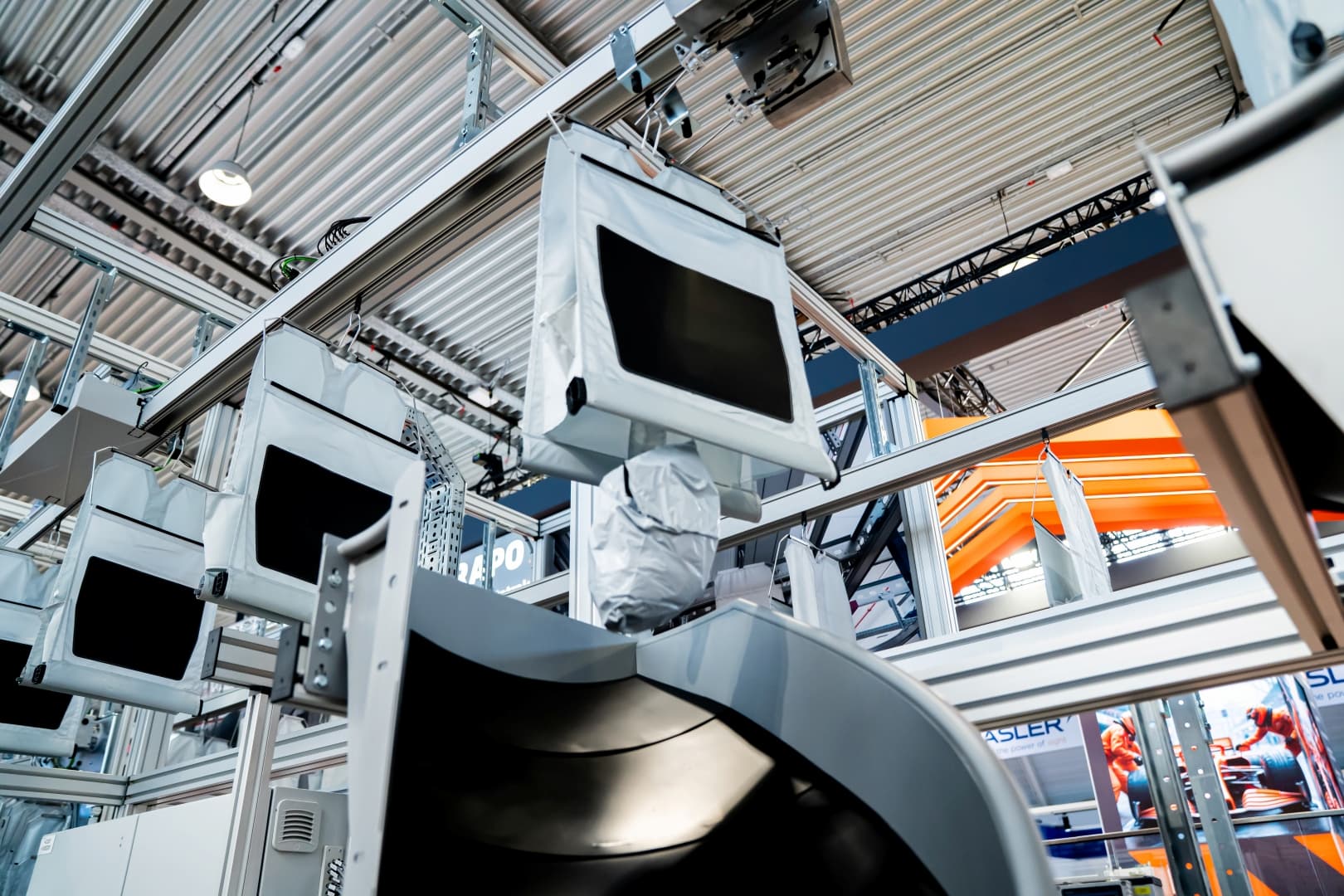 Automated baggage handling system transporting luggage