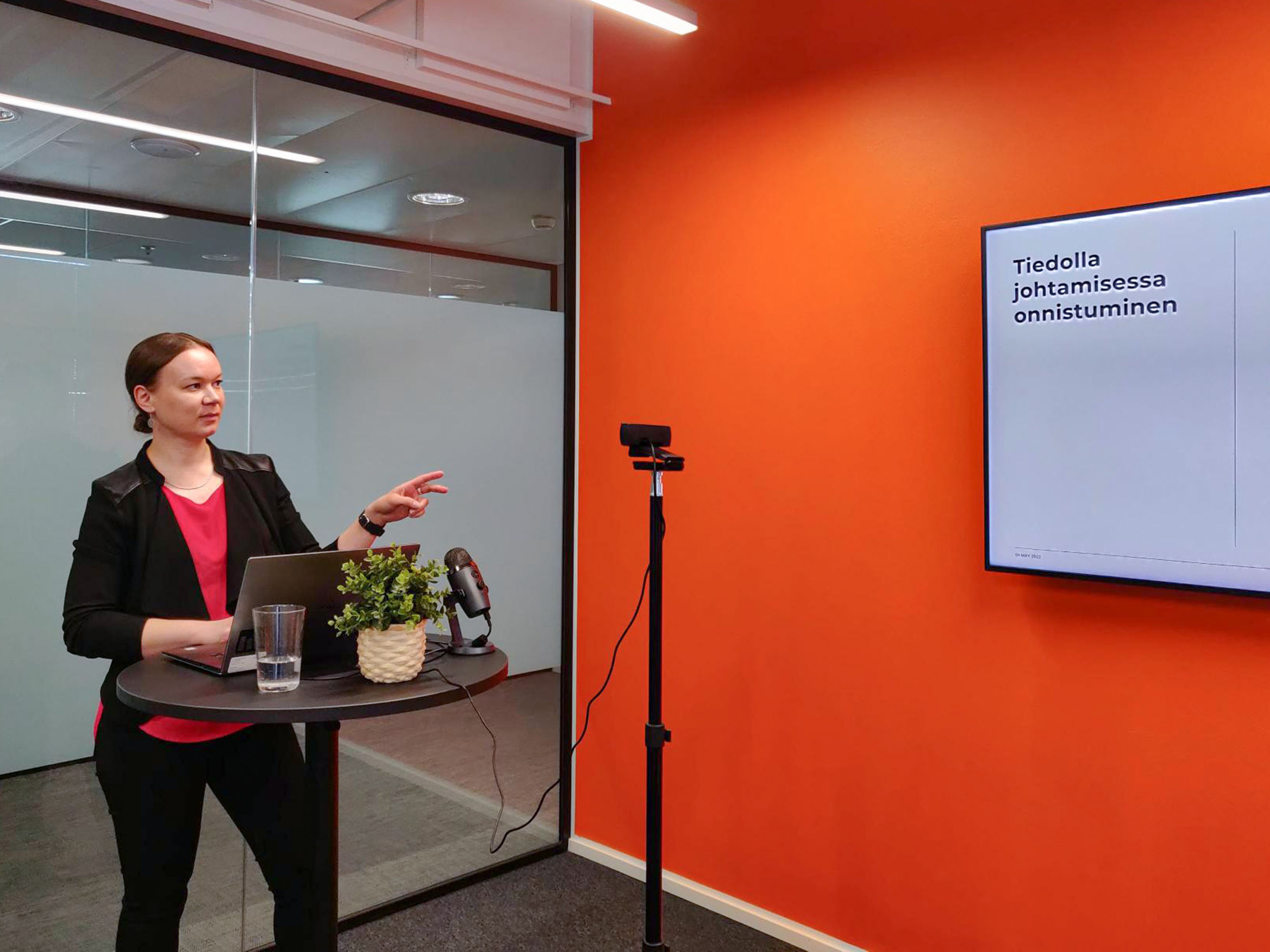 Fellowmind-blog-onnistu-tiedolla johtamisessa-webinar.jpg Anu Hämäläinen puhujana tiedollajohtamisen webinaarissa