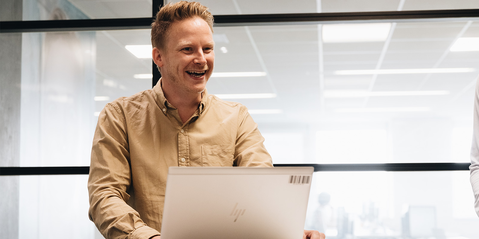 fellowmind customer director_hero.jpg man on computer office