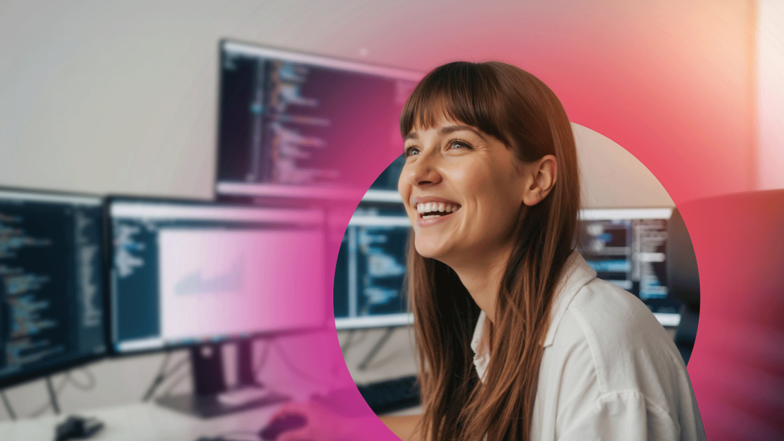 Person vid flera datorskärmar med kod i ett kontorsliknande arbetsrum, teknisk arbetsmiljö för programmering eller IT